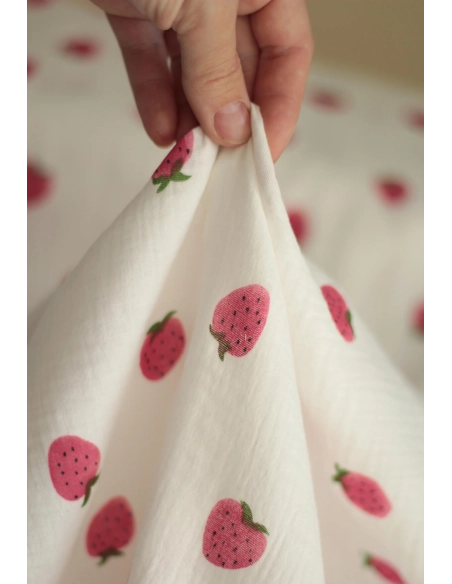 Dora - Double gaze de coton blanc motif fraises rosées
