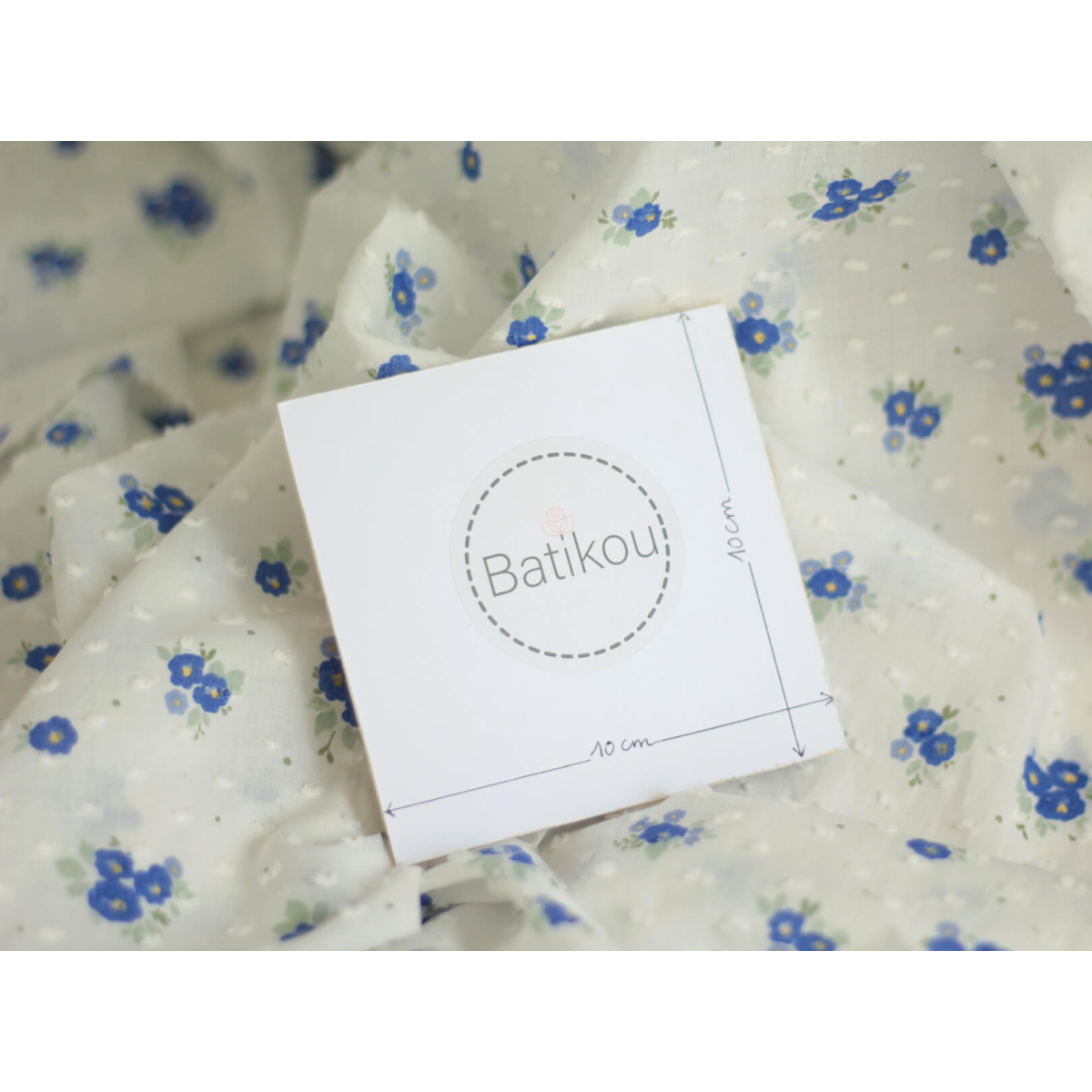 Rozen - Plumetis de coton blanc imprimé exclusif bleu cobalt Rozen - Plumetis de coton blanc imprimé exclusif bleu cobalt