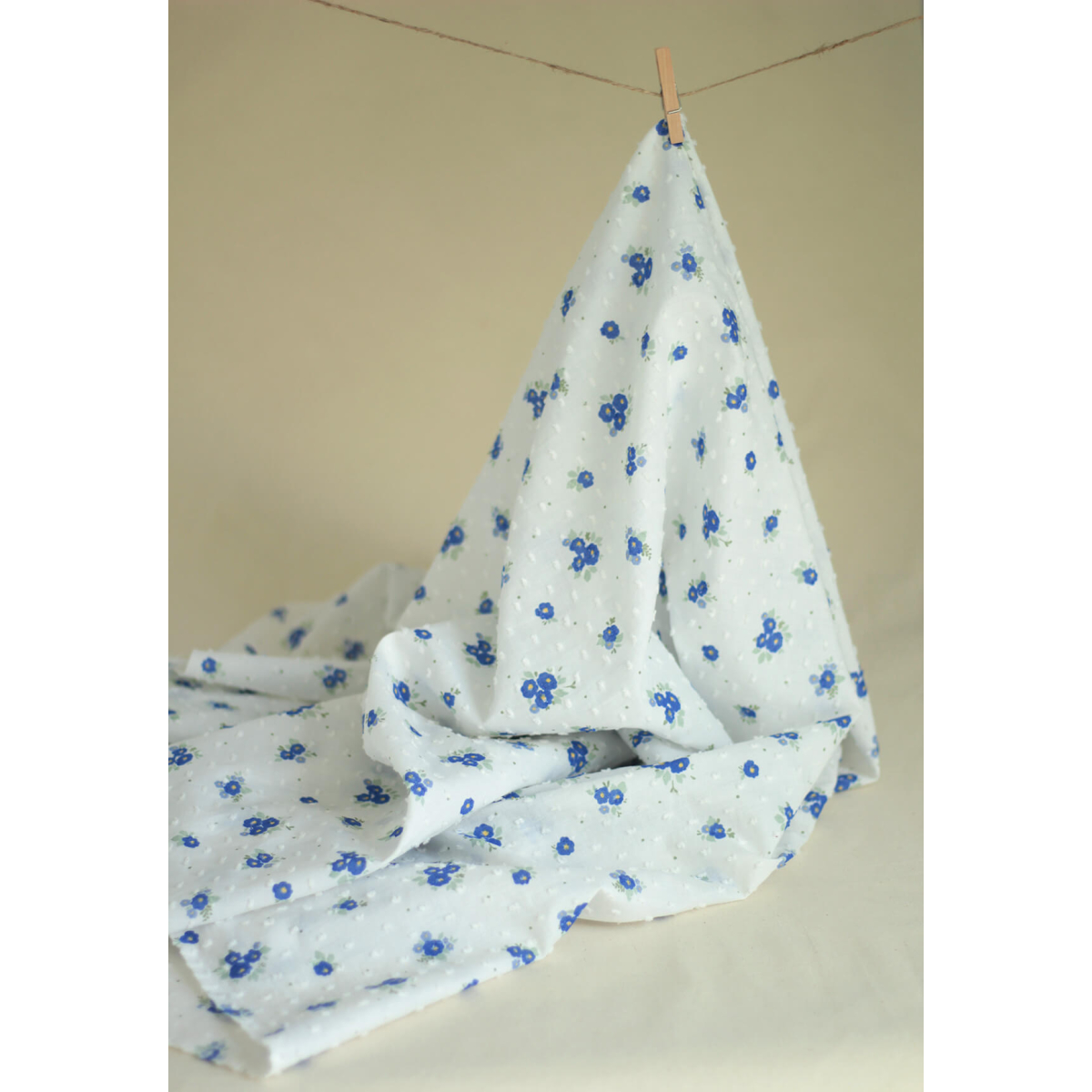 Rozen - Plumetis de coton blanc imprimé exclusif bleu cobalt Rozen - Plumetis de coton blanc imprimé exclusif bleu cobalt