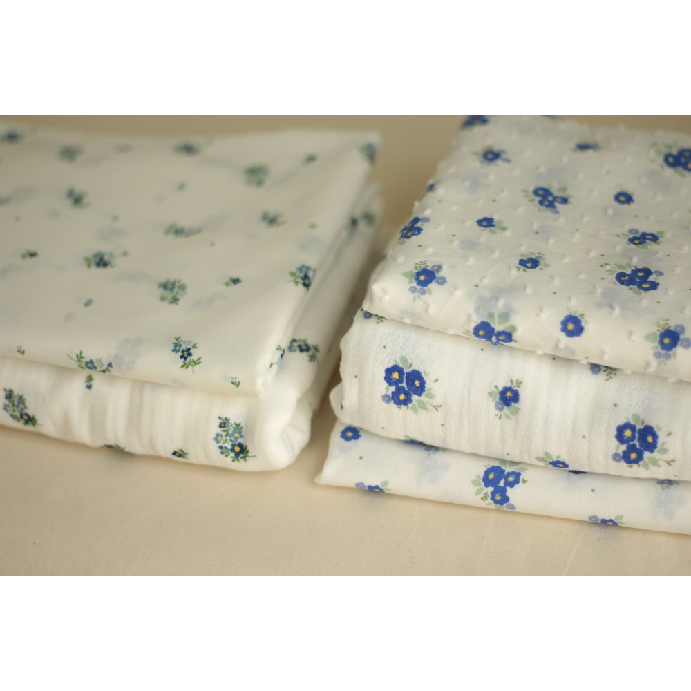 Rozen - Plumetis de coton blanc imprimé exclusif bleu cobalt