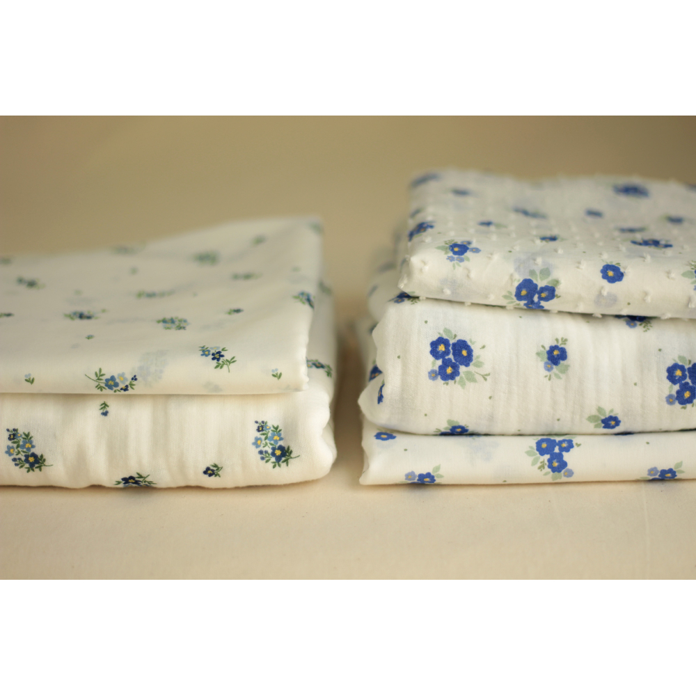 Rozen - Plumetis de coton blanc imprimé exclusif bleu cobalt