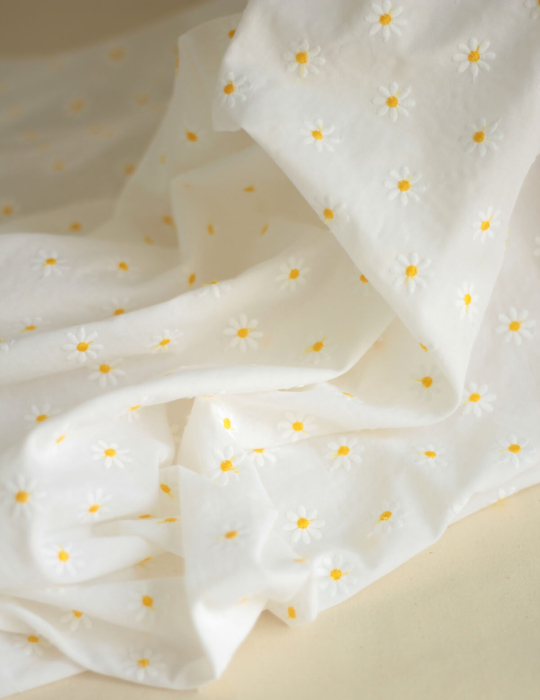 Batiste de coton blanc broderies petites pâquerettes