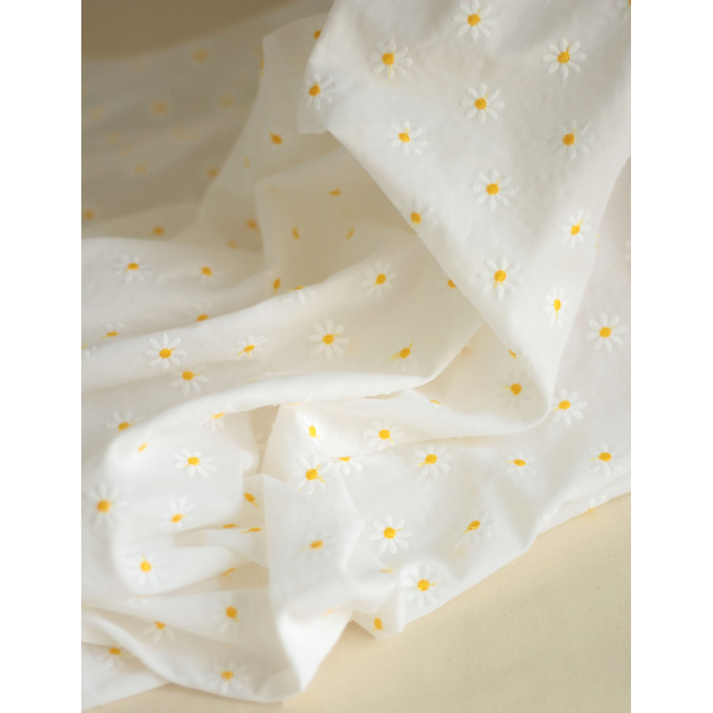 Batiste de coton blanc broderies petites pâquerettes