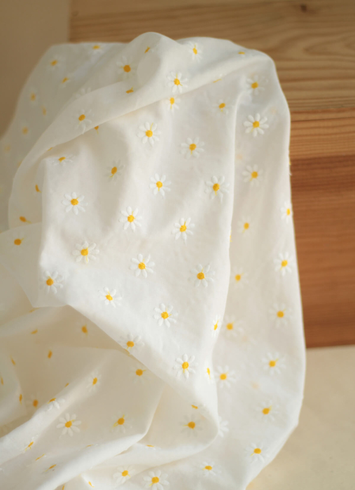 Batiste de coton blanc broderies petites pâquerettes