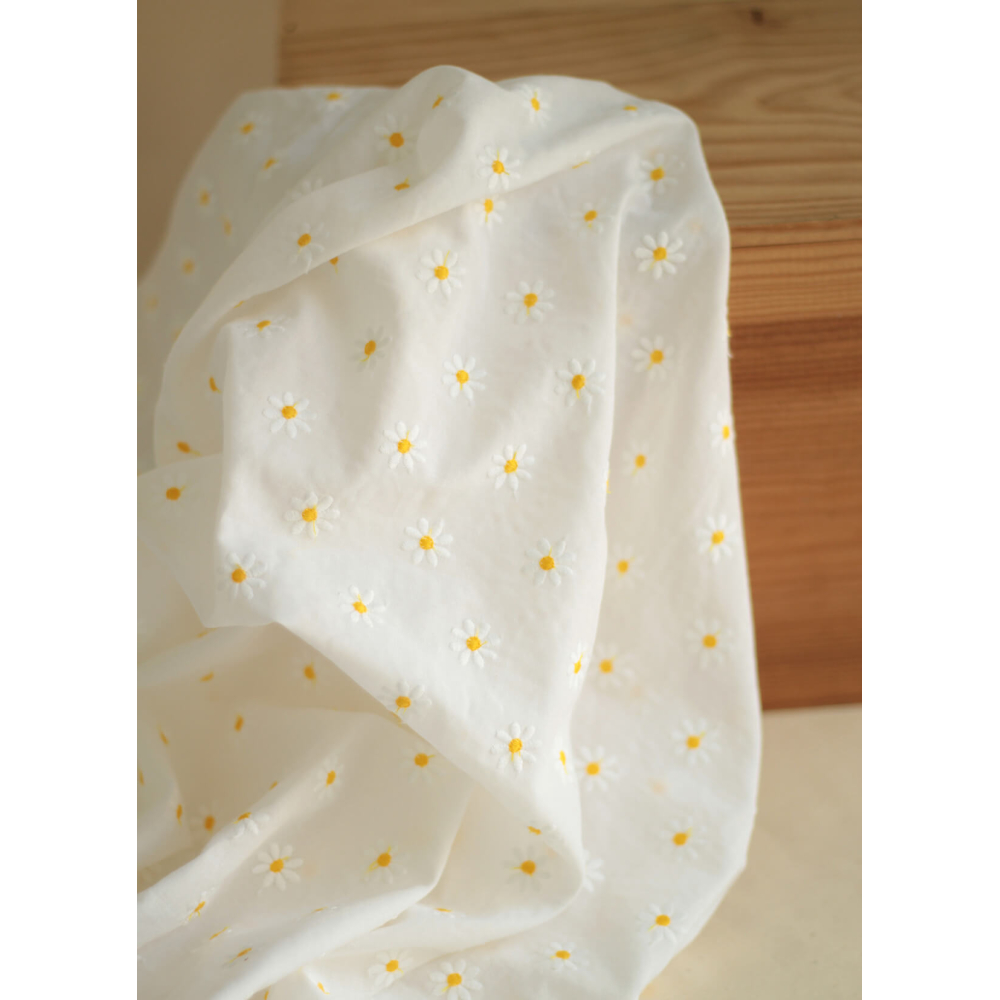 Batiste de coton blanc broderies petites pâquerettes