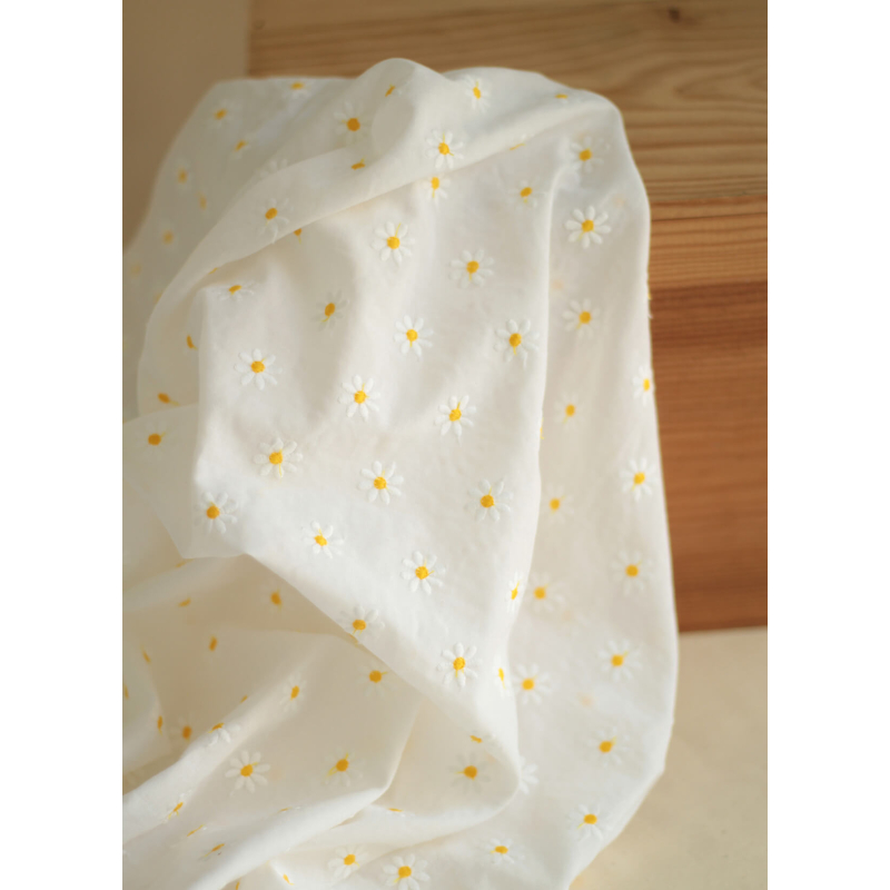 Batiste de coton blanc broderies petites pâquerettes