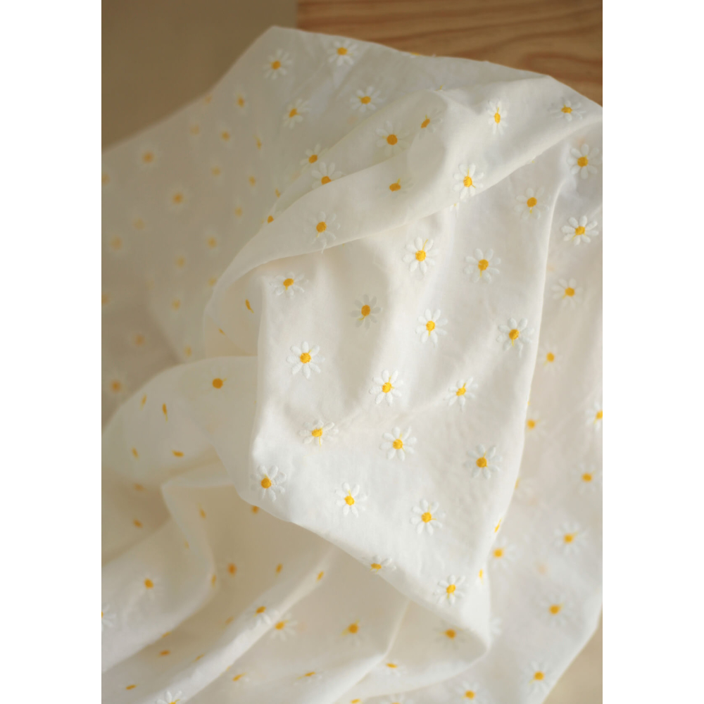 Batiste de coton blanc broderies petites pâquerettes