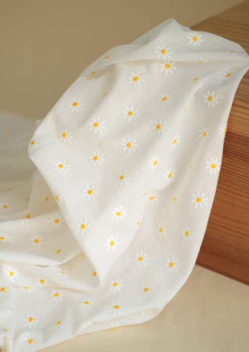 Batiste de coton blanc broderies petites pâquerettes