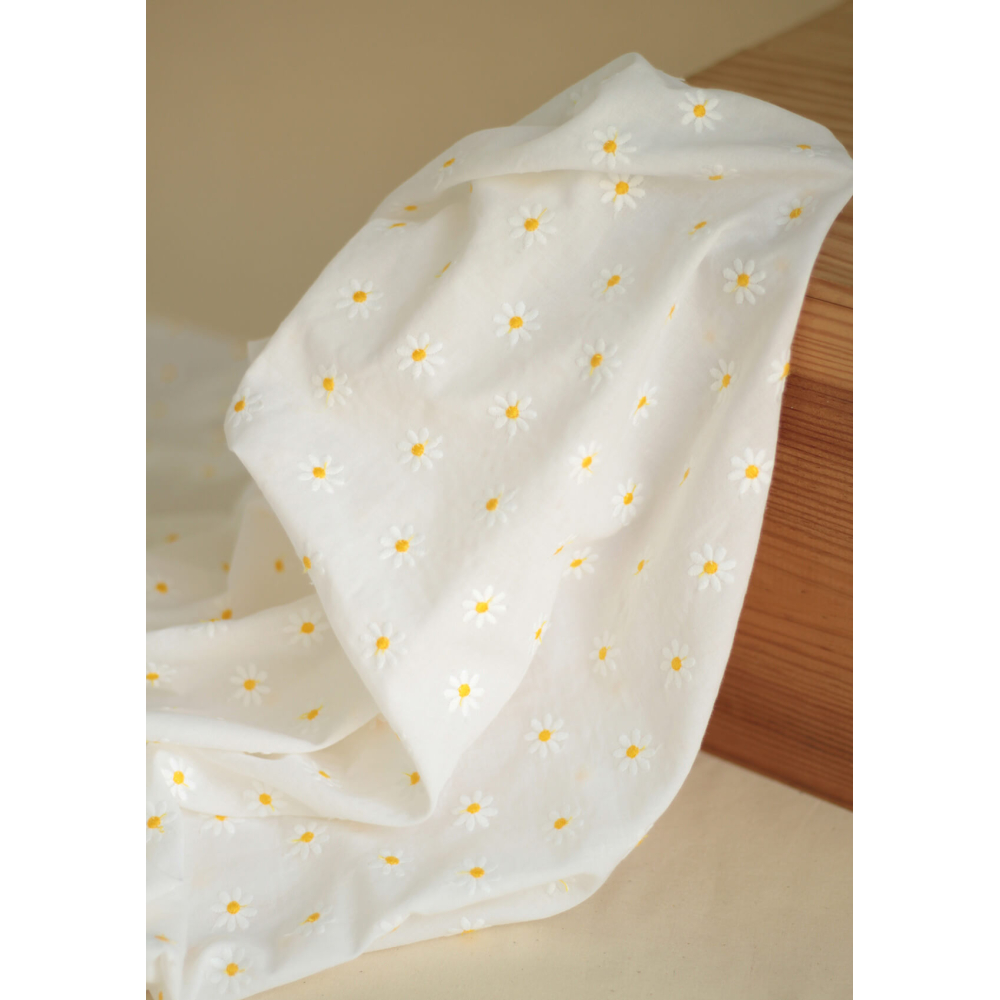 Batiste de coton blanc broderies petites pâquerettes