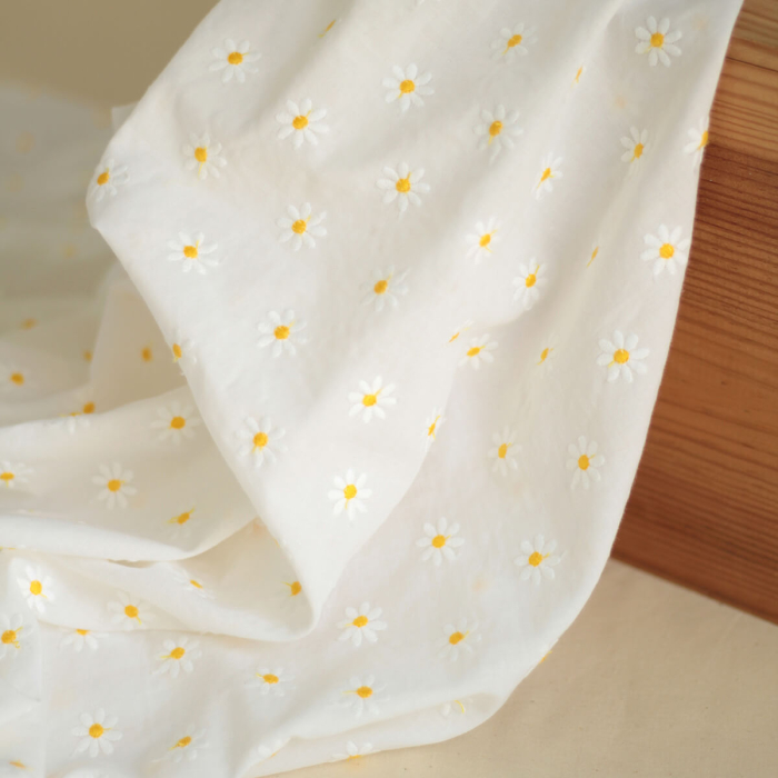 Batiste de coton blanc broderies petites pâquerettes