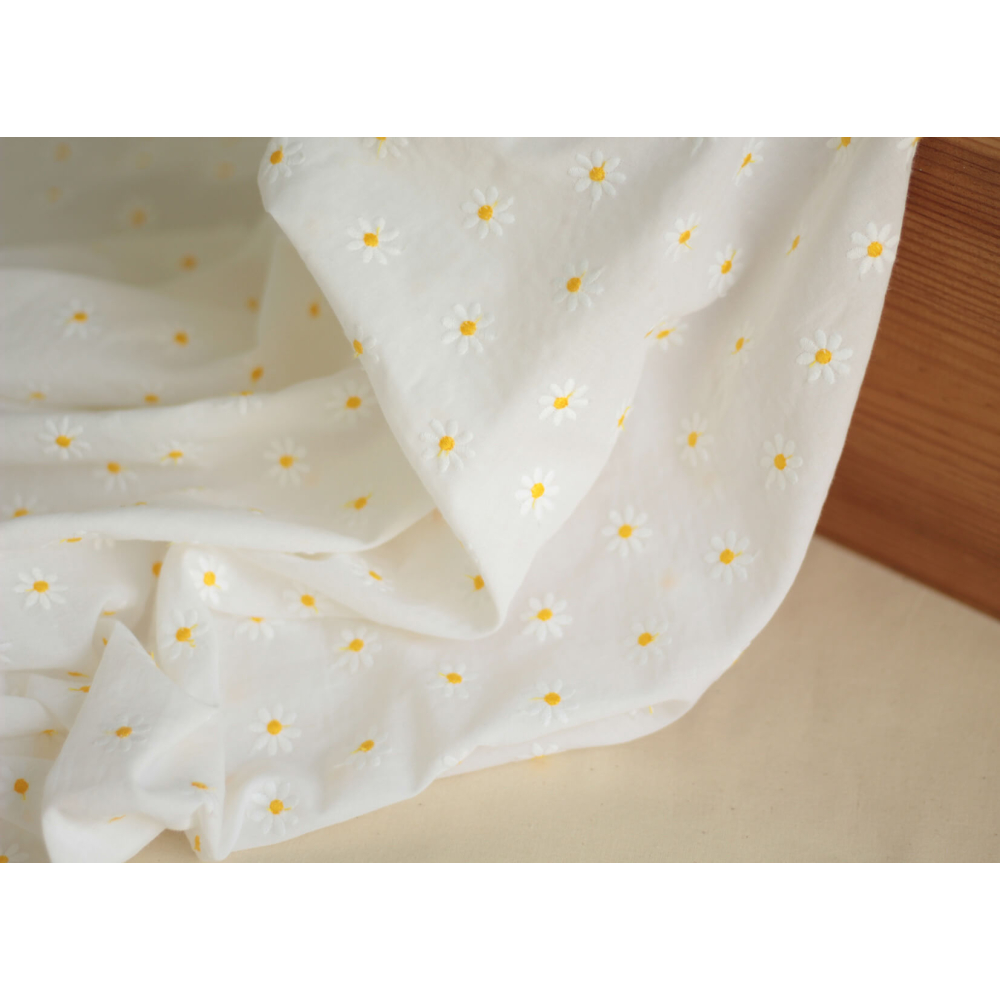 Batiste de coton blanc broderies petites pâquerettes