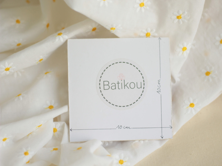 Batiste de coton blanc broderies petites pâquerettes