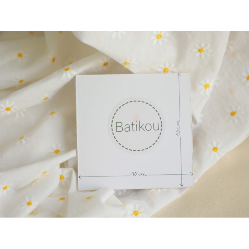 Batiste de coton blanc broderies petites pâquerettes