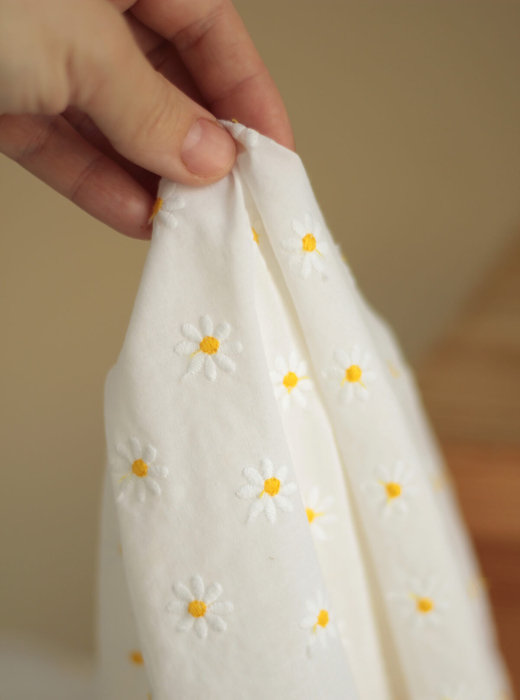 Batiste de coton blanc broderies petites pâquerettes