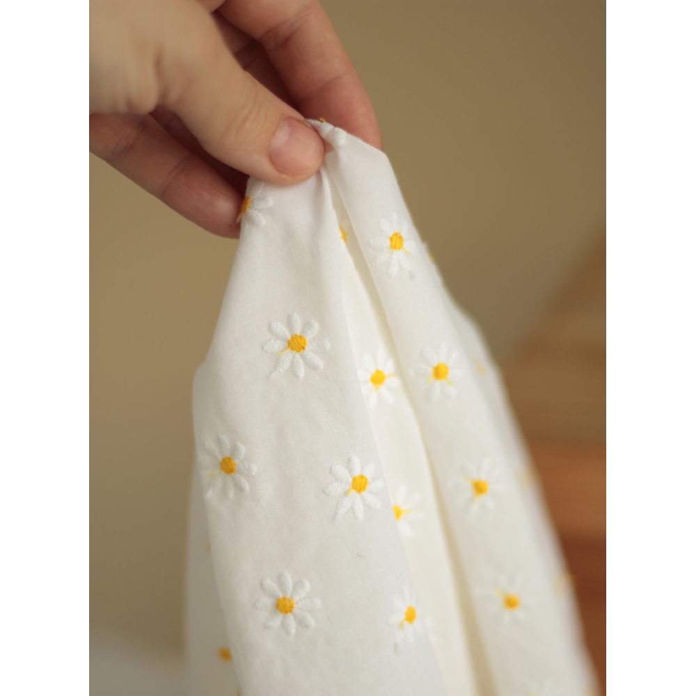 Batiste de coton blanc broderies petites pâquerettes