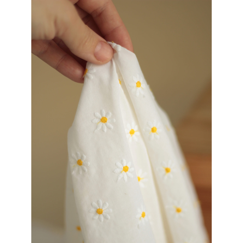 Batiste de coton blanc broderies petites pâquerettes