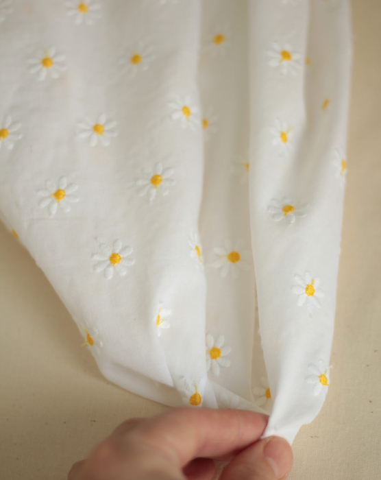 Batiste de coton blanc broderies petites pâquerettes