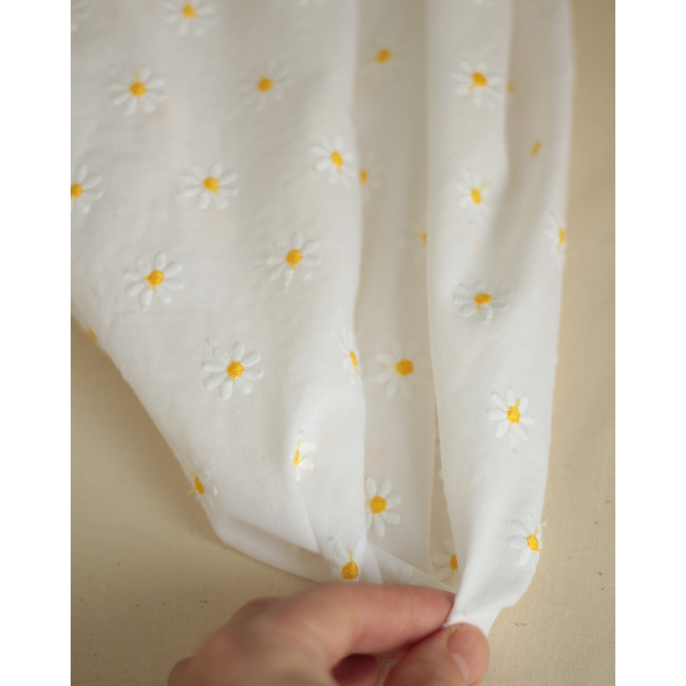 Batiste de coton blanc broderies petites pâquerettes