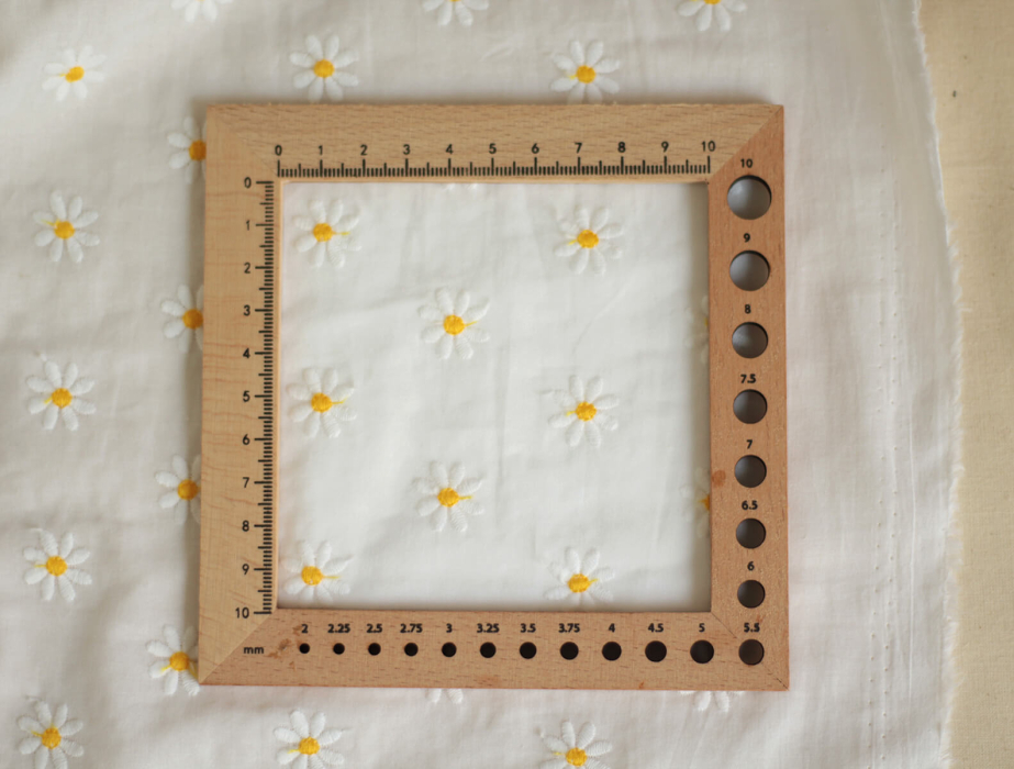 Batiste de coton blanc broderies petites pâquerettes