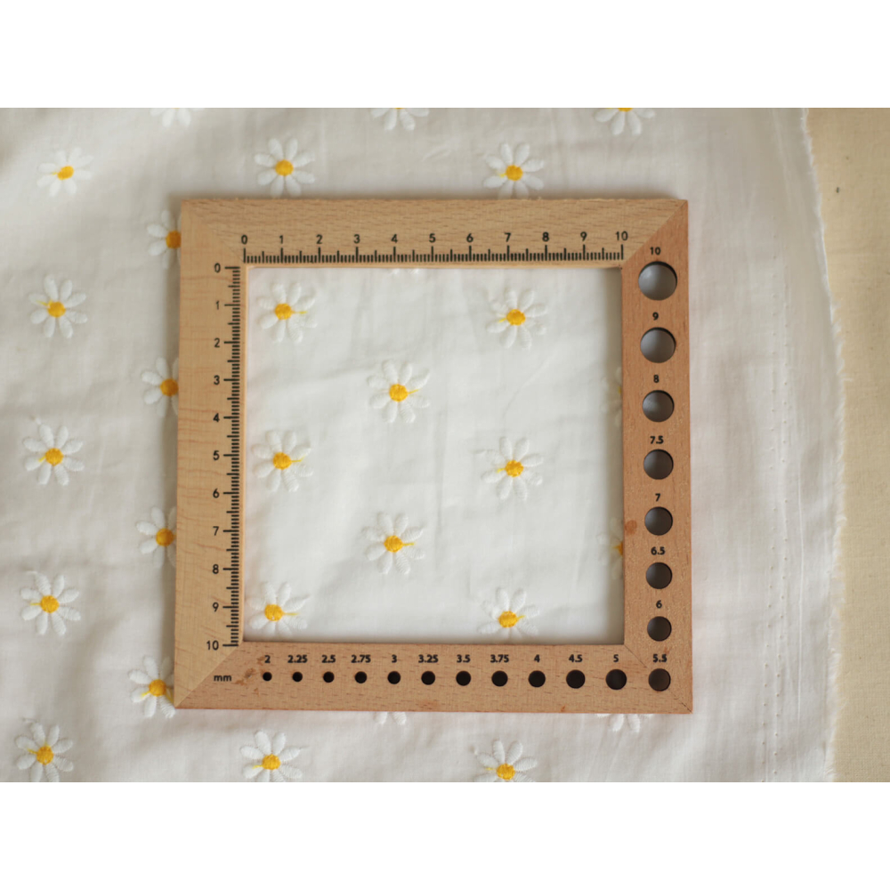 Batiste de coton blanc broderies petites pâquerettes