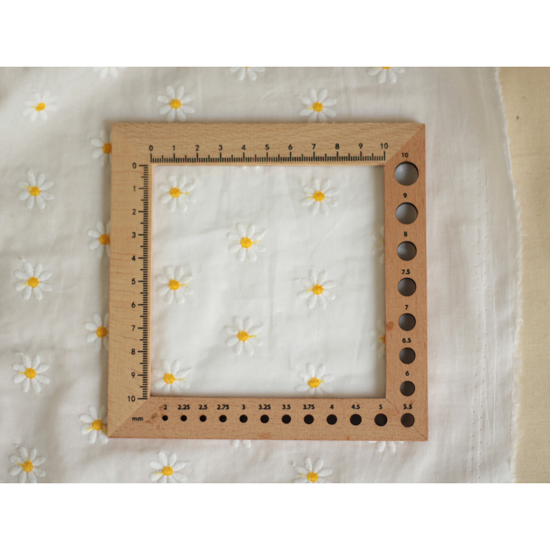 Batiste de coton blanc broderies petites pâquerettes