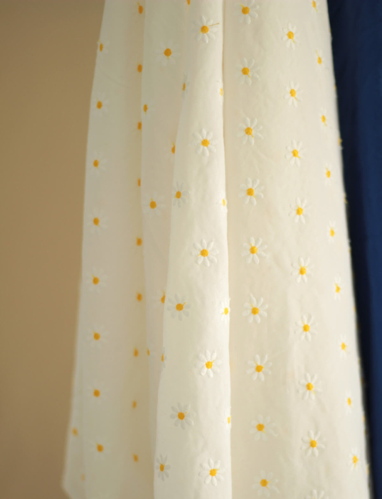 Batiste de coton blanc broderies petites pâquerettes