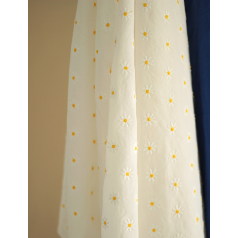 Batiste de coton blanc broderies petites pâquerettes