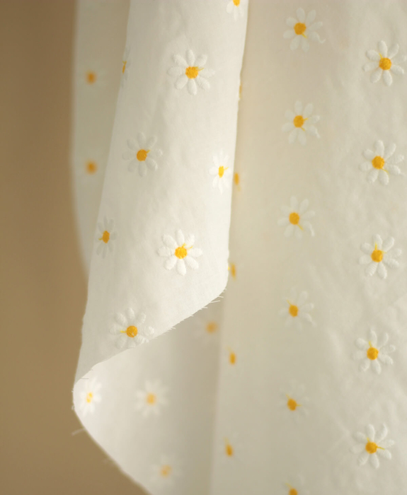 Batiste de coton blanc broderies petites pâquerettes