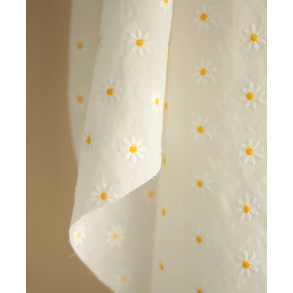 Batiste de coton blanc broderies petites pâquerettes