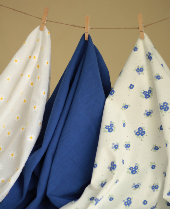 Batiste de coton blanc broderies petites pâquerettes