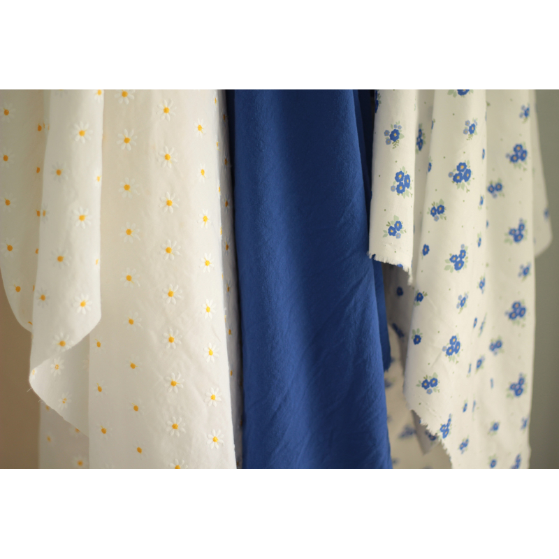 Batiste de coton blanc broderies petites pâquerettes