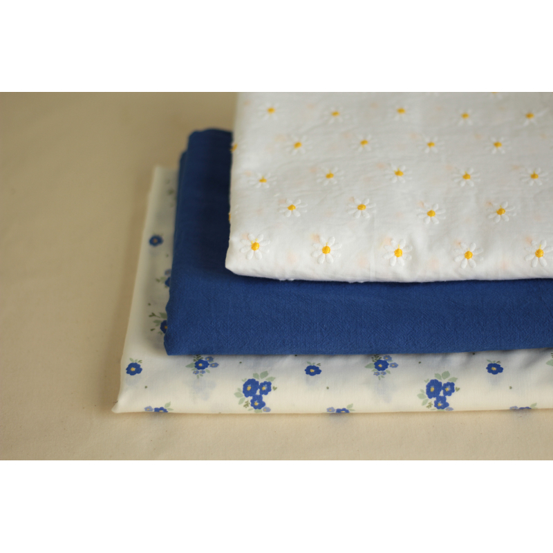 Batiste de coton blanc broderies petites pâquerettes