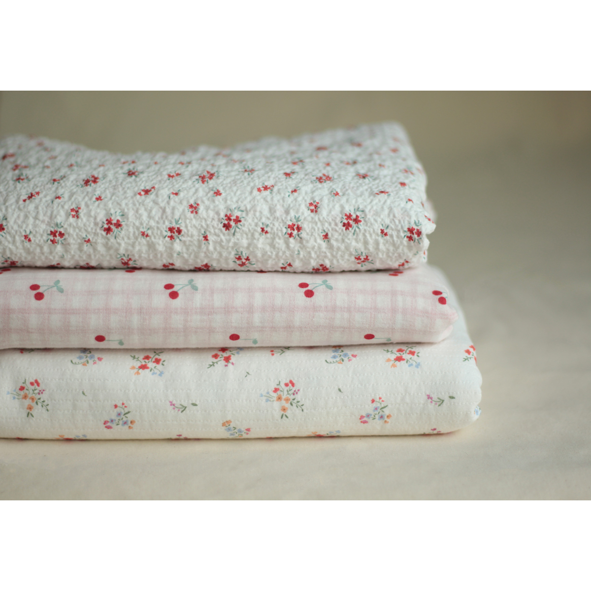 Cherry - Double gaze de coton double face coloris blanc cerises et quadrillage rouge Cherry - Double gaze de coton double face coloris blanc cerises et quadrillage rouge