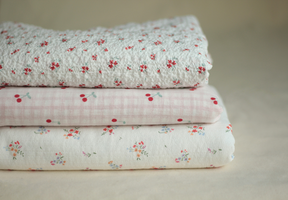 Cherry - Double gaze de coton double face coloris blanc cerises et quadrillage rouge