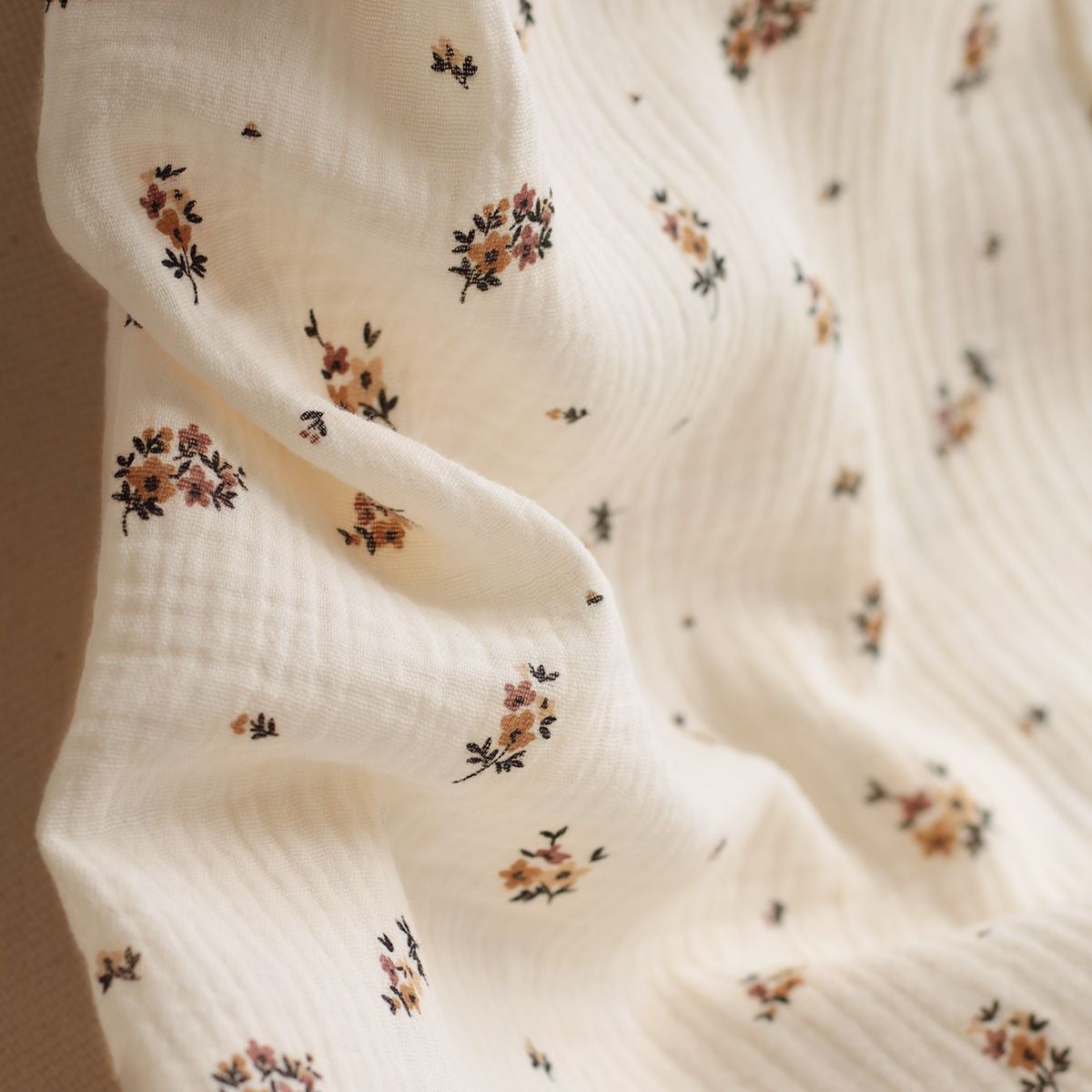 Laure - Double gaze de coton BIO écru motif exclusif cuir Laure - Double gaze de coton BIO écru motif exclusif cuir