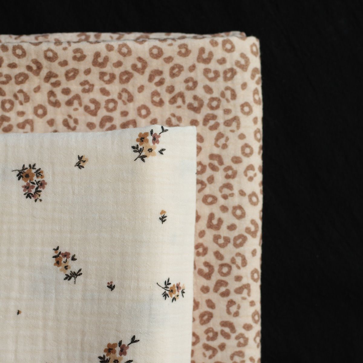 Laure - Double gaze de coton BIO écru motif exclusif cuir Laure - Double gaze de coton BIO écru motif exclusif cuir