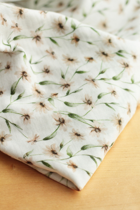 - Double gaze de coton BIO blanc imprimé fleuri ocre