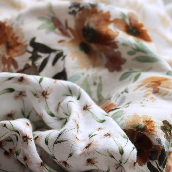 - Double gaze de coton BIO blanc imprimé fleuri ocre