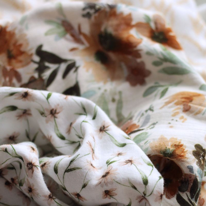 - Double gaze de coton BIO blanc imprimé fleuri ocre
