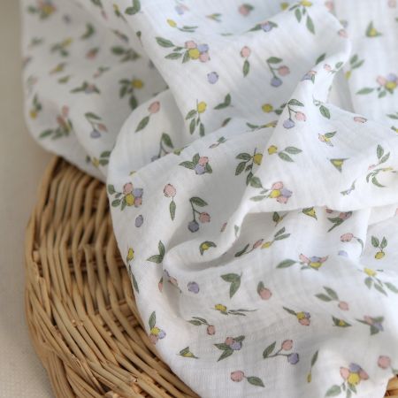 Hind - Double gaze de coton BIO blanc motif baies pastel Hind - Double gaze de coton BIO blanc motif baies pastel