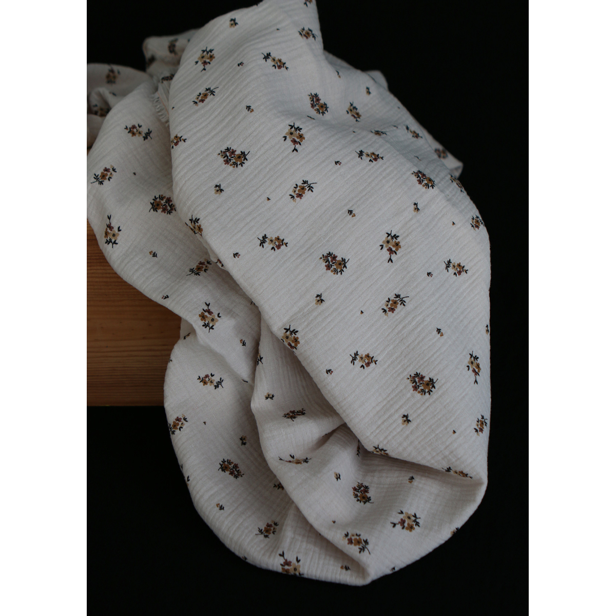 Laure - Double gaze coton BIO motif exclusif cuir fond mastic Laure - Double gaze coton BIO motif exclusif cuir fond mastic
