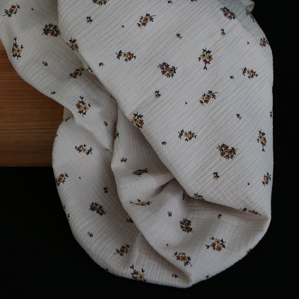 Laure - Double gaze coton BIO motif exclusif cuir fond mastic Laure - Double gaze coton BIO motif exclusif cuir fond mastic