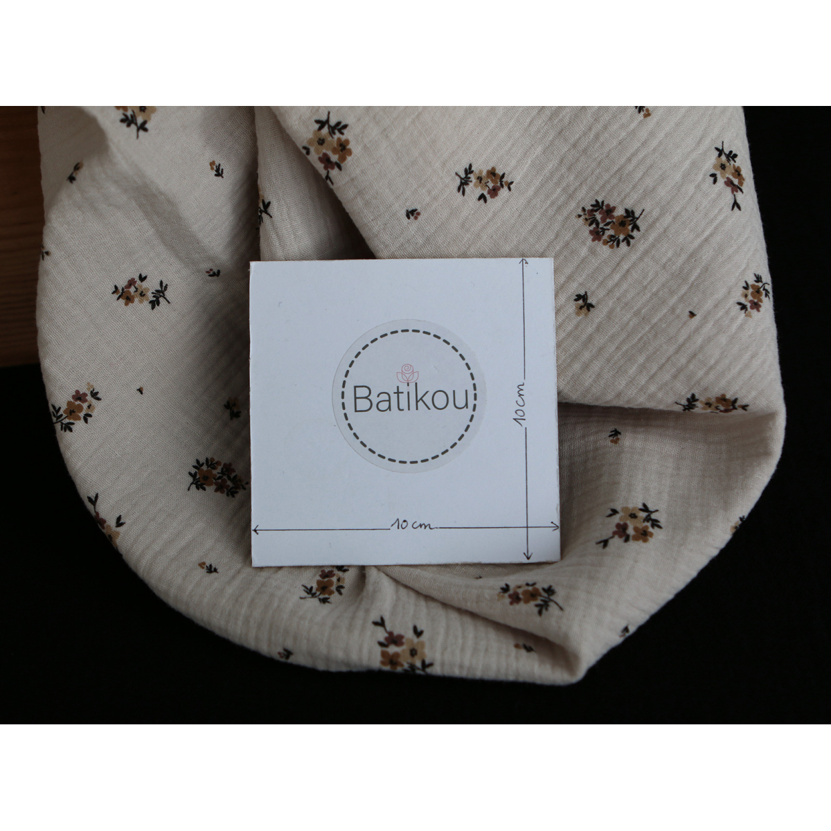 Laure - Double gaze coton BIO motif exclusif cuir fond mastic Laure - Double gaze coton BIO motif exclusif cuir fond mastic