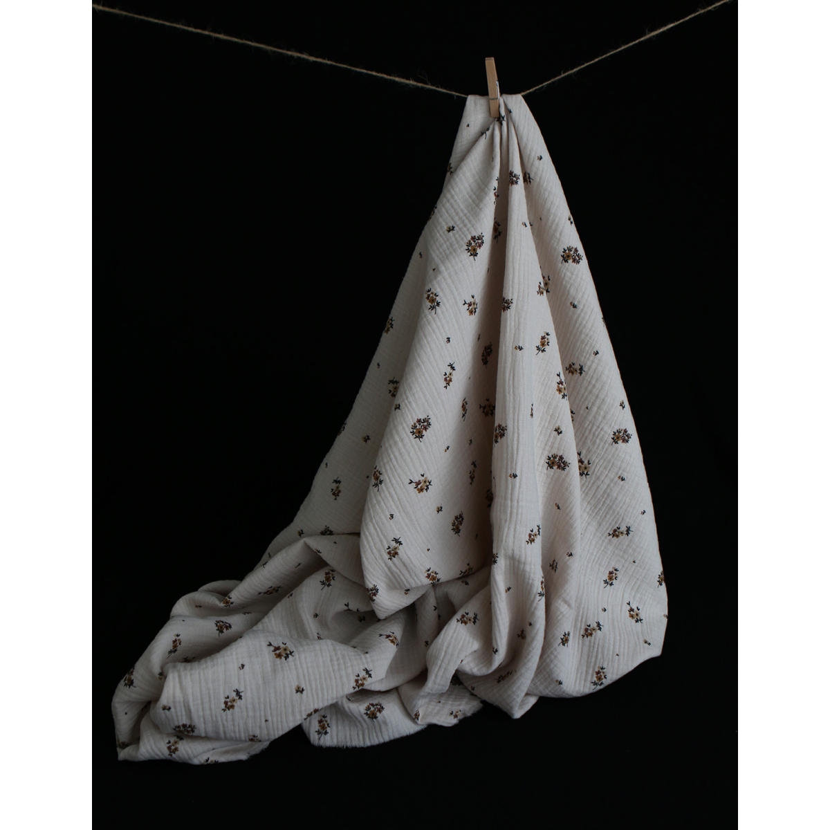 Laure - Double gaze coton BIO motif exclusif cuir fond mastic Laure - Double gaze coton BIO motif exclusif cuir fond mastic