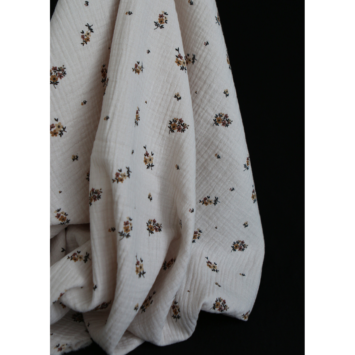 Laure - Double gaze coton BIO motif exclusif cuir fond mastic Laure - Double gaze coton BIO motif exclusif cuir fond mastic