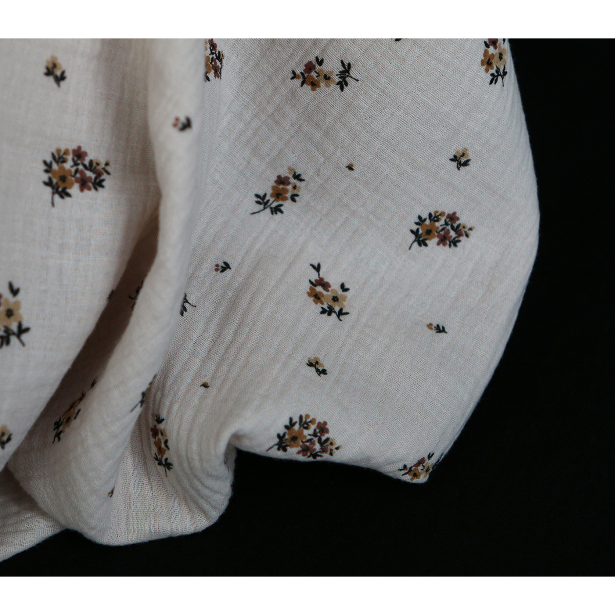 Laure - Double gaze coton BIO motif exclusif cuir fond mastic Laure - Double gaze coton BIO motif exclusif cuir fond mastic
