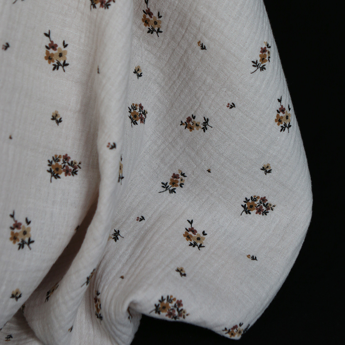 Laure - Double gaze coton BIO motif exclusif cuir fond mastic Laure - Double gaze coton BIO motif exclusif cuir fond mastic