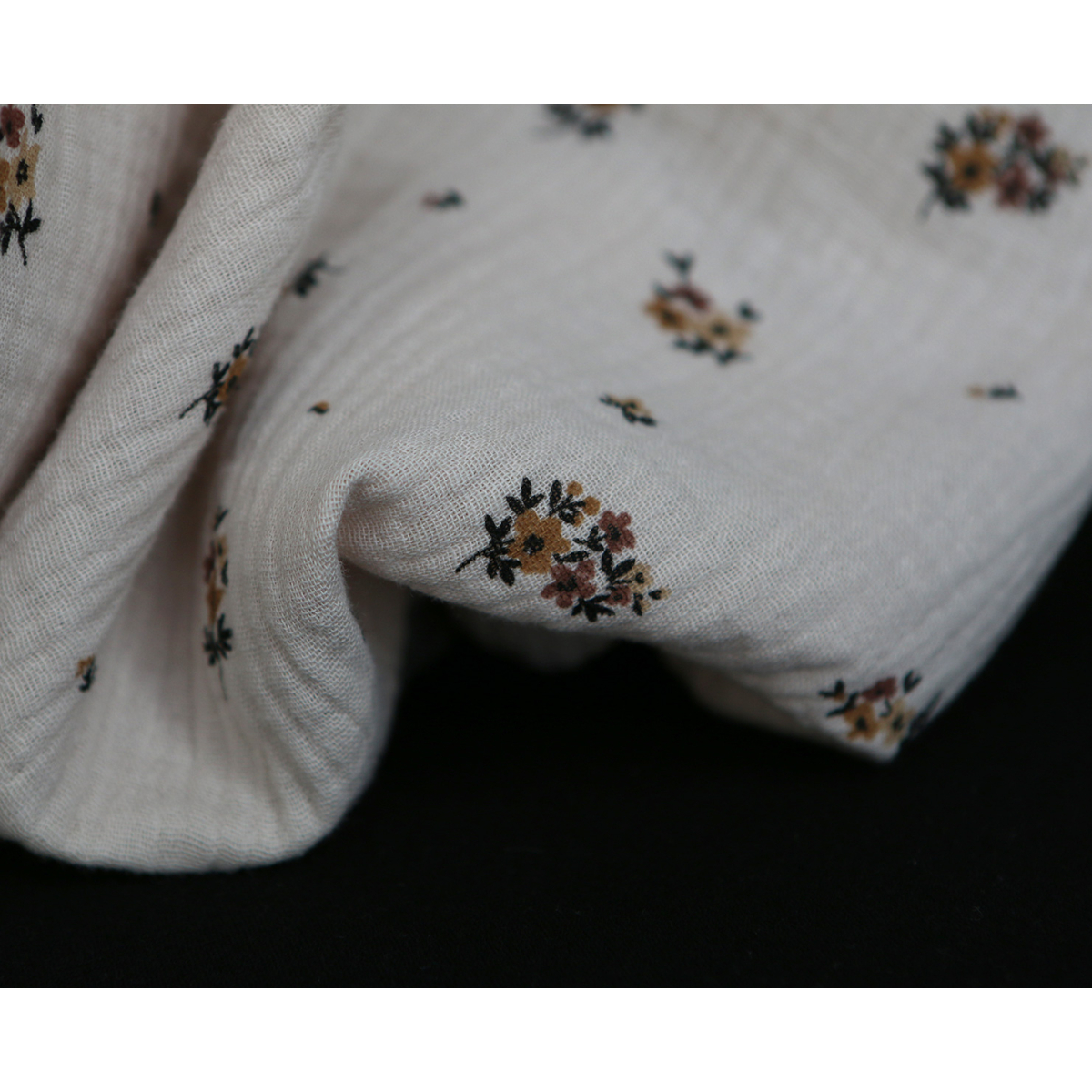 Laure - Double gaze coton BIO motif exclusif cuir fond mastic Laure - Double gaze coton BIO motif exclusif cuir fond mastic