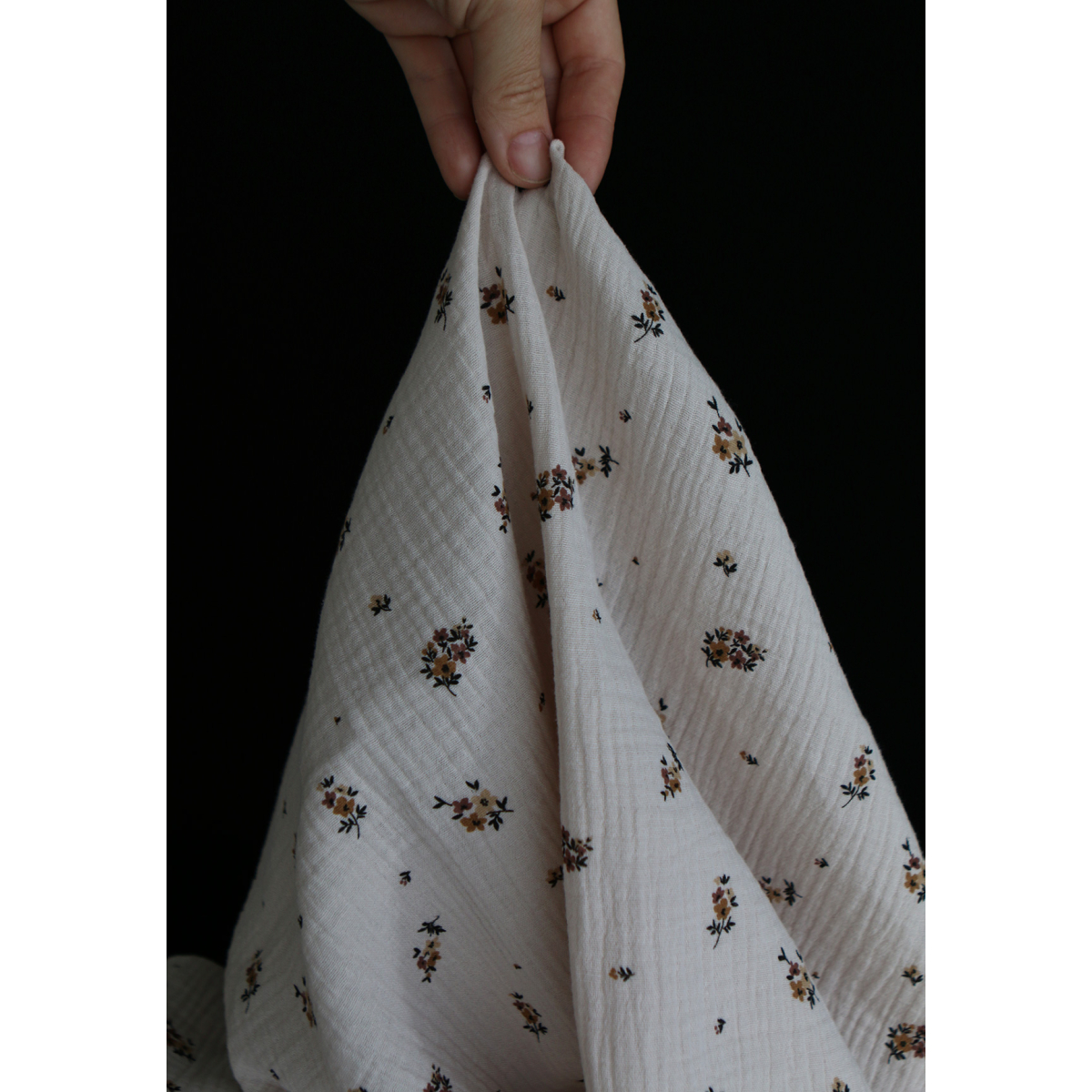 Laure - Double gaze coton BIO motif exclusif cuir fond mastic Laure - Double gaze coton BIO motif exclusif cuir fond mastic