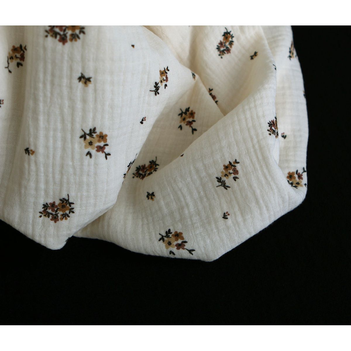 Laure - Double gaze coton BIO motif exclusif cuir fond écru Laure - Double gaze coton BIO motif exclusif cuir fond écru